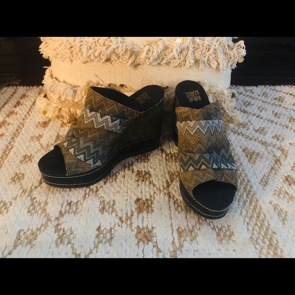Super fun Muk Luk wedged sandals